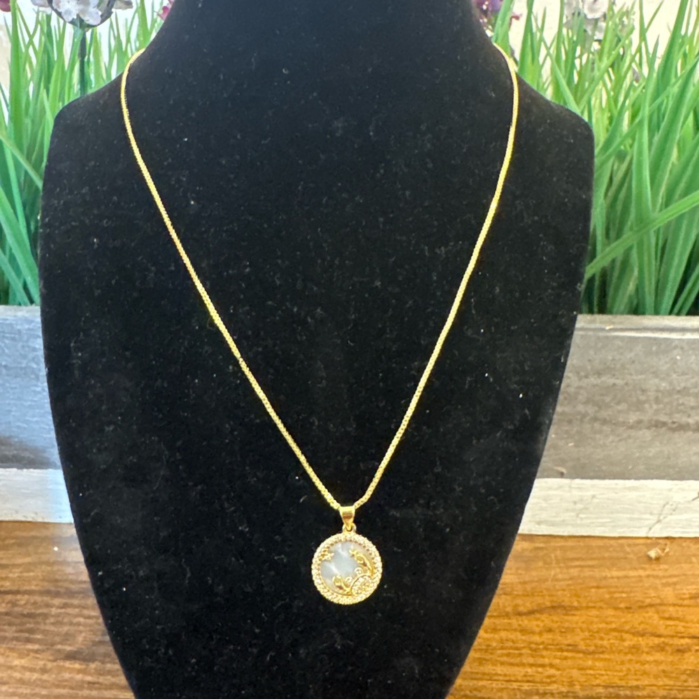 Elegant Gold and Silver Pendant Necklace - Picture 7 of 7